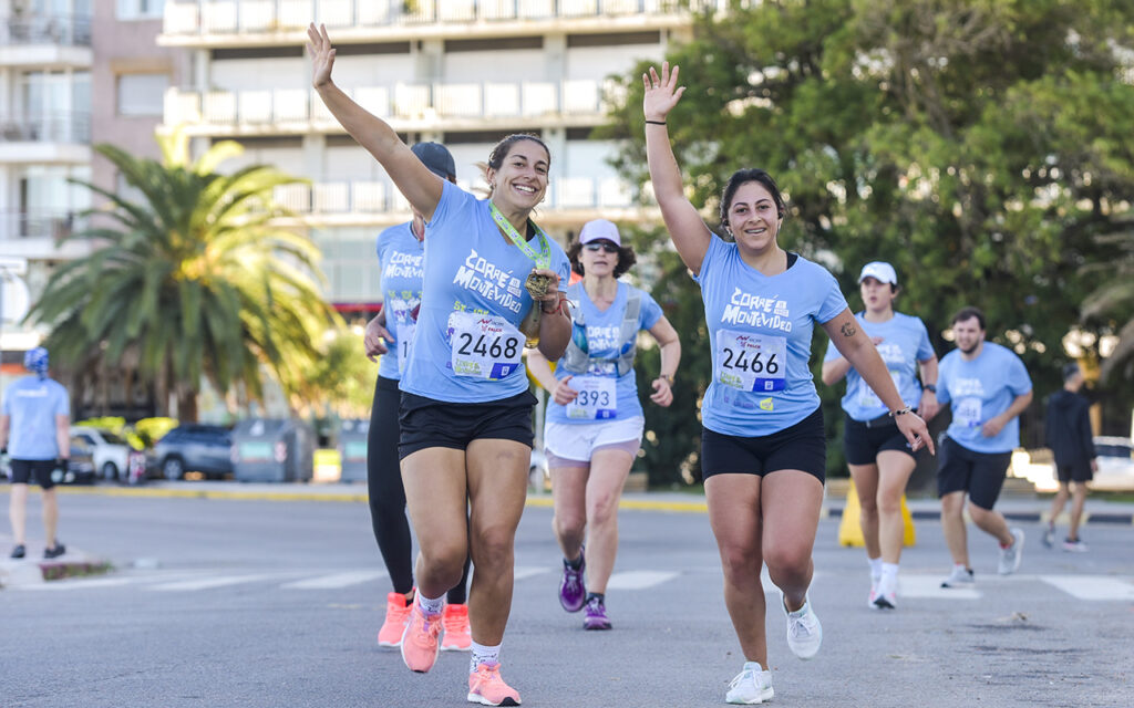 Corredoras participando en la Corre Montevideo durante el recorrido de la carrera en Montevideo Uruguay