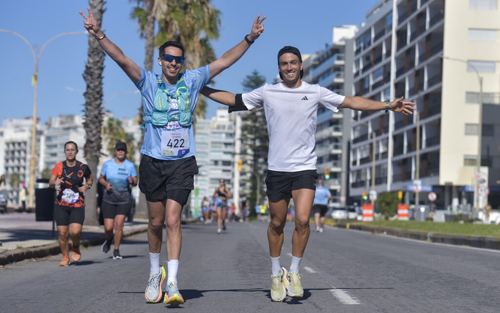 Corredor en la Corre Montevideo 2026 llegando a meta con número 422 en carrera de running en Montevideo Uruguay