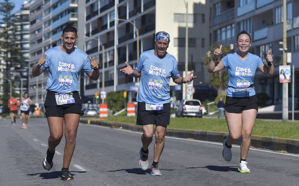 Corredores en la Corre Montevideo 2026 durante el recorrido en carrera de running en Montevideo Uruguay