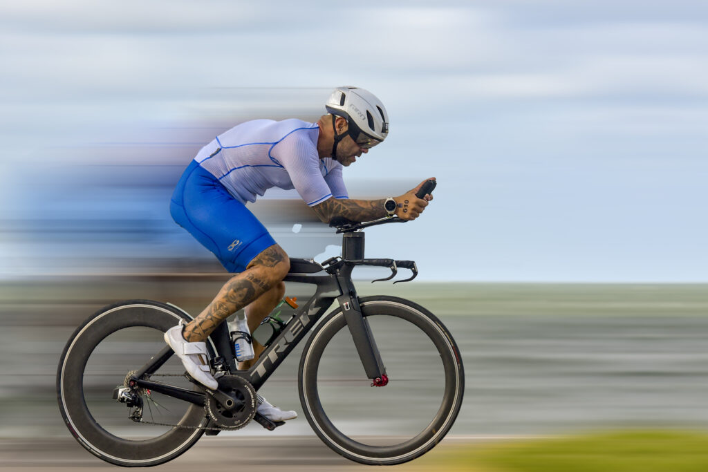 Ciclista en el Ironman 70.3 Punta del Este en posición aerodinámica con efecto de velocidad durante el recorrido en bicicleta en Uruguay