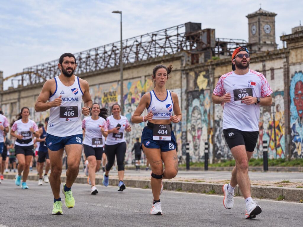 Participantes de los 15K Montevideo en el recorrido