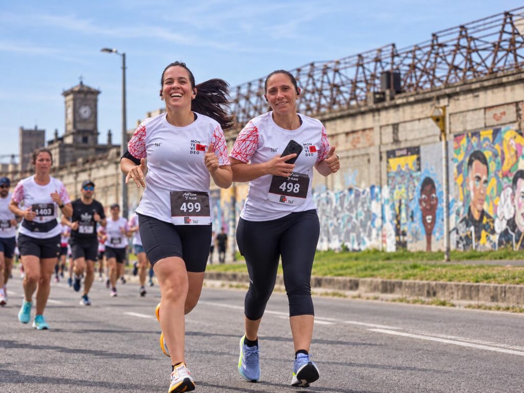 Participantes de los 15K Montevideo en el recorrido