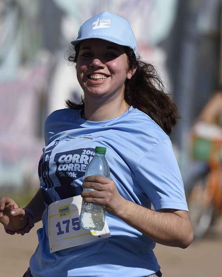 Corredora sonriendo durante el Corre Correo en Montevideo